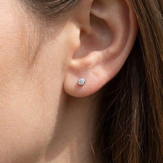 Titanium Earring Bezel Set Clear Crystal – getragen