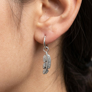 Titanium Attachment Curved Bird Feather – getragen