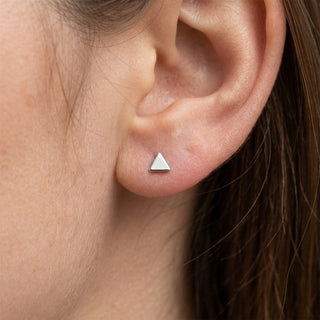 Titanium Earring Triangle Geometric Shape – getragen