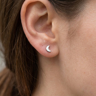 Titanium Earring Crescent Moon Shape – getragen