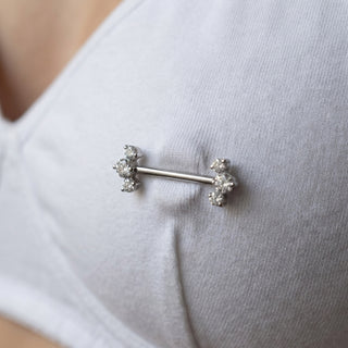 Titanium Nipple Piercing Triple Crystal Cluster Push-In – getragen