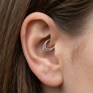 Titanium Ring Double V Teardrop Clicker – getragen