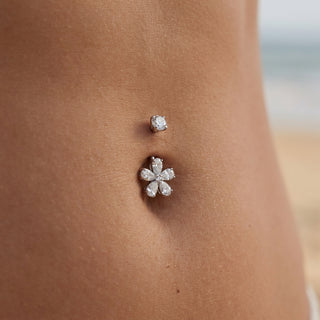 Titanium Belly Button Piercing Crystal Flower Five Petals Internally Threaded – getragen