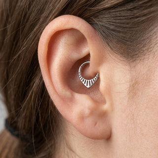 Titanium Ring Tribal Teardrop Clicker – getragen