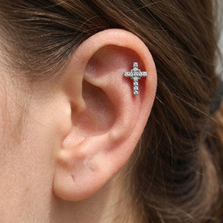 Titanium Labret Cross Zirconia Internally Threaded – getragen