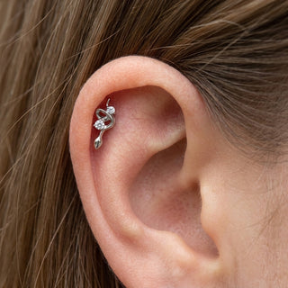 Titanium Labret Treble Clef Zirconia Internally Threaded – getragen