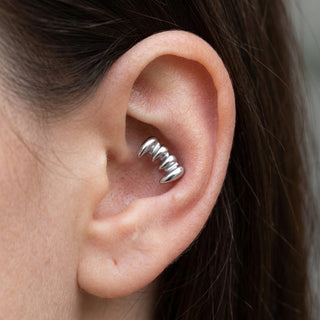 Titanium Labret Vampire Fangs Internally Threaded – getragen