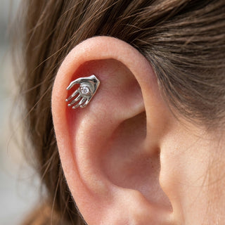 Titanium Labret Hand Zirconia Internally Threaded – getragen