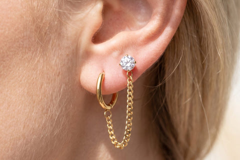 Ohrpiercing mit Kette